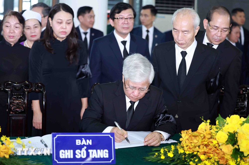 Ủy viên Bộ Chính trị, Chủ tịch Ủy ban Trung ương Mặt trận Tổ quốc Việt Nam Đổ Văn Chiến ghi sổ tang Tổng Bí thư Nguyễn Phú Trọng. (Ảnh: TTXVN) TTXVN_2507Banchaphanh20.jpg