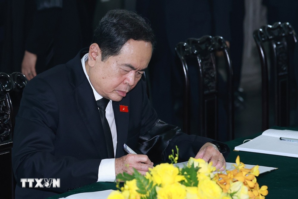 Chủ tịch Quốc hội Trần Thanh Mẫn ghi sổ tang. (Ảnh: TTXVN) TTXVN_2507Quochoi6.jpg