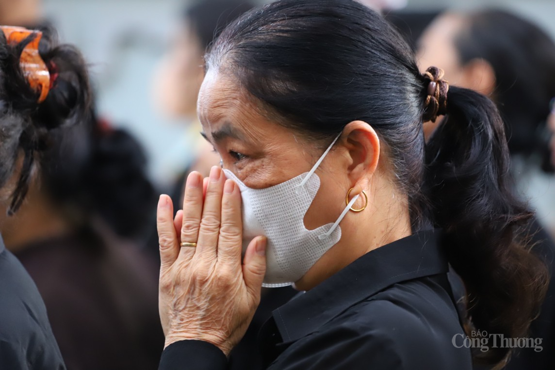 Ai ai cũng nghẹn ngào tiếc thương người con ưu tú của quê hương.