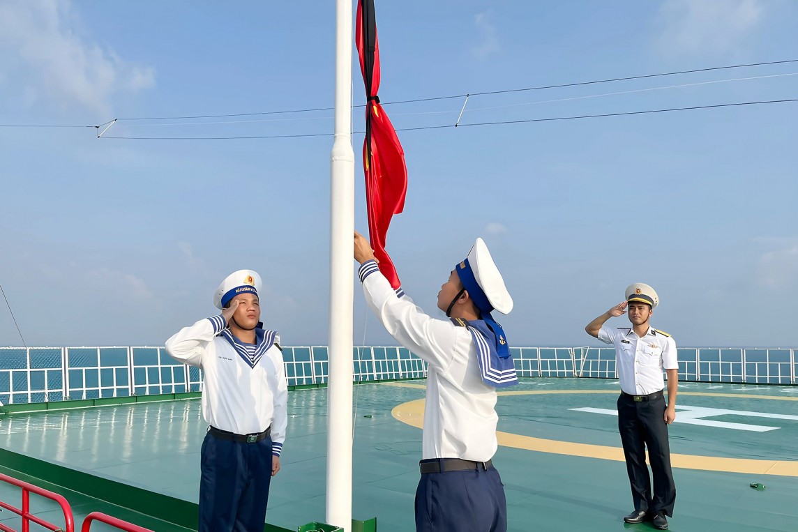 Chiến sĩ Nhà giàn DK1/9 làm Lễ treo cờ rủ Quốc tang Tổng Bí thư Nguyễn Phú Trọng. Ảnh: Nhà giàn DK1/9 Chiến sĩ Nhà giàn DK1/9 làm Lễ treo cờ rủ Quốc tang Tổng Bí thư Nguyễn Phú Trọng. Ảnh: Nhà giàn DK1/9