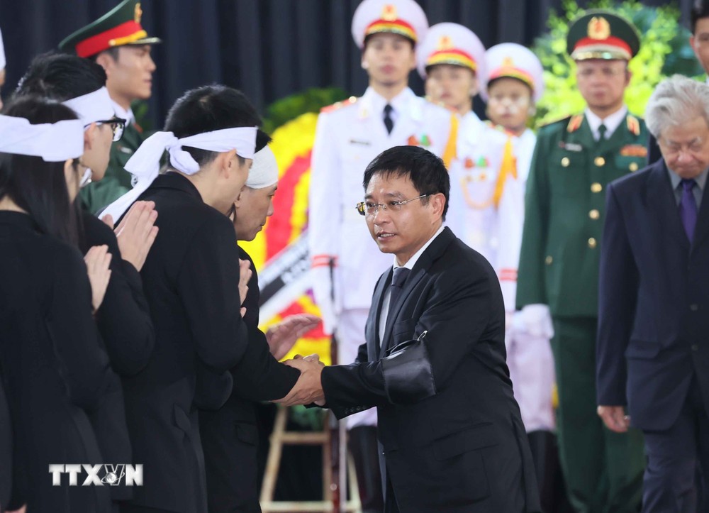 Đoàn Bộ Giao thông vận tải do đồng chí Nguyễn Văn Thắng, Ủy viên Trung ương Đảng, Bộ trưởng làm Trưởng đoàn chia buồn gia quyến Tổng Bí thư Nguyễn Phú Trọng. (Ảnh: TTXVN) TTXVN_2507BoGiaothong.jpg