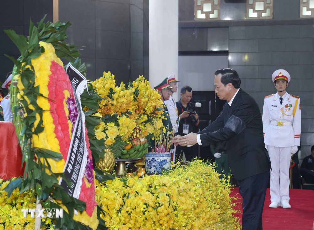 Ủy viên Trung ương Đảng, Bộ trưởng Bộ Lao động, Thương binh và Xã hội Đào Ngọc Dung viếng Tổng Bí thư Nguyễn Phú Trọng. (Ảnh: TTXVN) TTXVN_2507Bolaodong2.jpg