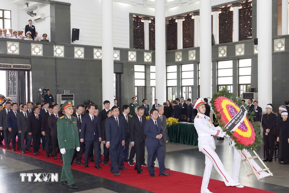 Đoàn Bộ Nông nghiệp và Phát triển nông thôn do đồng chí Lê Minh Hoan, Ủy viên Trung ương Đảng, Bộ trưởng làm Trường đoàn, viếng Tổng Bí thư Nguyễn Phú Trọng. (Ảnh: TTXVN) TTXVN_2507BoNongnghiep1.jpg