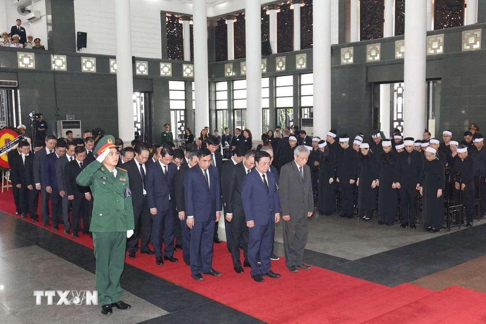 Đoàn Bộ Nông nghiệp và Phát triển nông thôn do đồng chí Lê Minh Hoan, Ủy viên Trung ương Đảng, Bộ trưởng làm Trường đoàn, viếng Tổng Bí thư Nguyễn Phú Trọng. (Ảnh: TTXVN) TTXVN_2507BoNongnghiep2.jpg