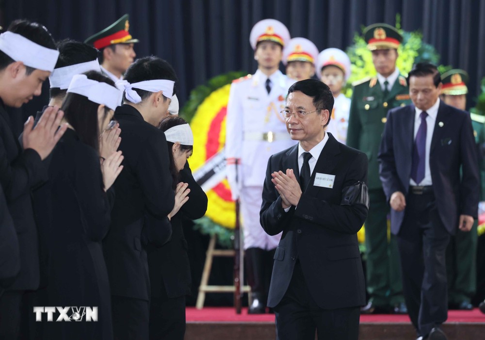 Ủy viên Trung ương Đảng, Bộ trưởng Bộ Thông tin và Truyền thông Nguyễn Mạnh Hùng chìa buồn với gia quyến Tổng Bí thư Nguyễn Phú Trọng. (Ảnh: TTXVN) TTXVN_2507BoThongtin.jpg