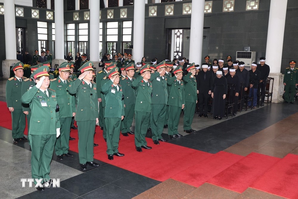 Đoàn Bộ Tổng Tham mưu Quân đội Nhân dân Việt Nam do Thượng tướng Nguyễn Tân Cương, Ủy viên Trung ương Đảng, Ủy viên Thường vụ Quân ủy Trung ương, Tổng Tham mưu trưởng làm trưởng đoàn viếng Tổng Bí thư Nguyễn Phú Trọng. (Ảnh: TTXVN) TTXVN_2507Botongthammuu2.jpg