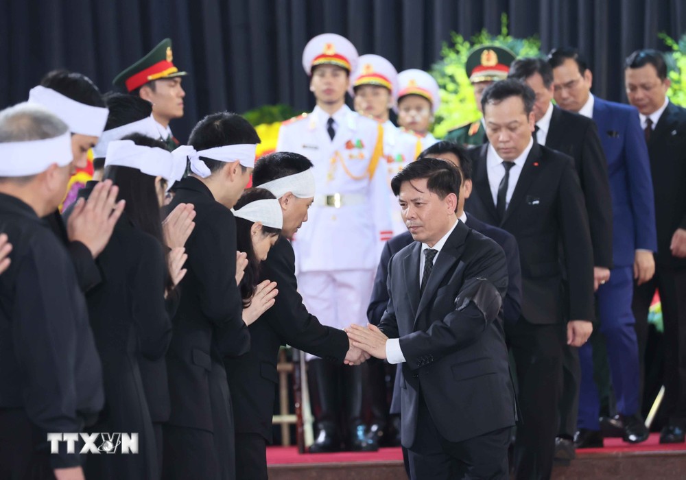 Đoàn Đảng ủy Khối các cơ quan Trung ương do đồng chí Nguyễn Văn Thể, Ủy viên Trung ương Đảng, Bí thư Đảng ủy Khối các cơ quan Trung ương viếng Tổng Bí thư Nguyễn Phú Trọng. (Ảnh: TTXVN) TTXVN_2507DanguykhoicqTW2.jpg