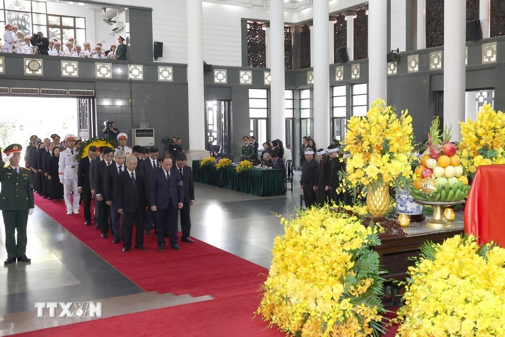 Đoàn thành phố Hải Phòng do đồng chí Lê Tiến Châu, Ủy viên Trung ương Đảng, Bí thư Thành ủy viếng Tổng Bí thư Nguyễn Phú Trọng. (Ảnh: TTXVN) TTXVN_2507Haiphong1.jpg