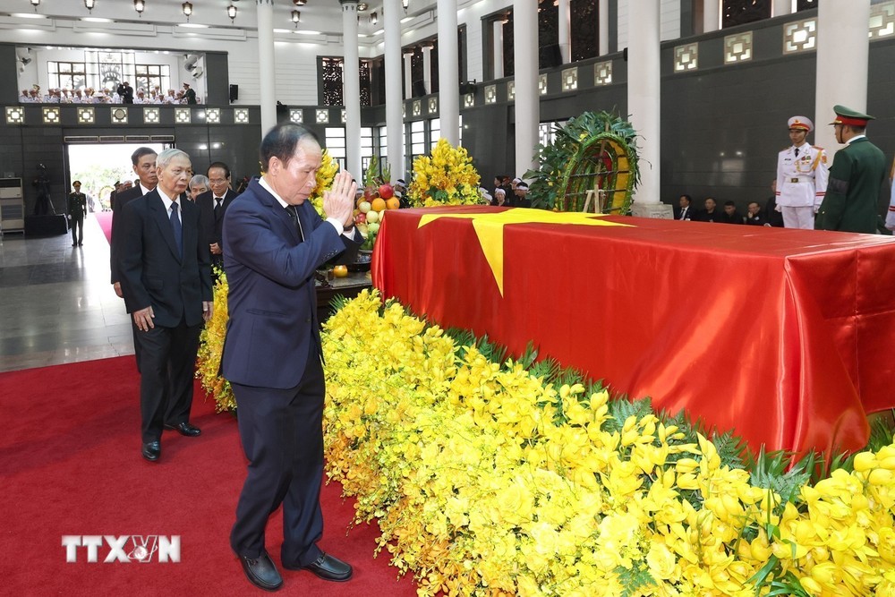 Đoàn thành phố Hải Phòng do đồng chí Lê Tiến Châu, Ủy viên Trung ương Đảng, Bí thư Thành ủy viếng Tổng Bí thư Nguyễn Phú Trọng. (Ảnh: TTXVN) TTXVN_2507Haiphong2.jpg