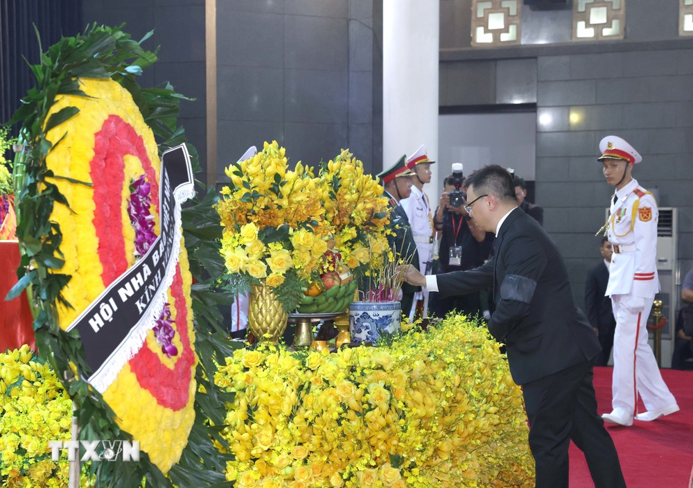 Đoàn Hội Nhà báo Việt Nam viếng Tổng Bí thư Nguyễn Phú Trọng. (Ảnh: TTXVN) TTXVN_2507Hoinhabao2.jpg