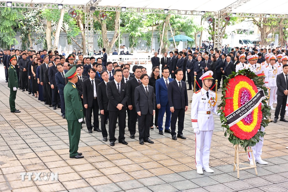 Đoàn Đảng ủy Khối các cơ quan Trung ương do đồng chí Nguyễn Văn Thể, Ủy viên Trung ương Đảng, Bí thư Đảng ủy Khối các cơ quan Trung ương viếng Tổng Bí thư Nguyễn Phú Trọng. (Ảnh: TTXVN) TTXVN_2507KhoicqTrunguong.jpg