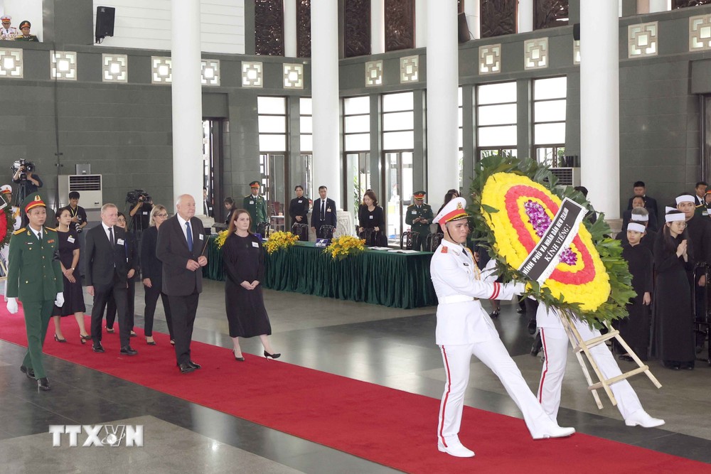 Đoàn New Zealand do ông Donald Charles McKinnon, Đặc phái viên của Thủ tướng New Zealand làm Trưởng đoàn viếng Tổng Bí thư Nguyễn Phú Trọng. (Ảnh: TTXVN) TTXVN_2507NewZealand1.jpg