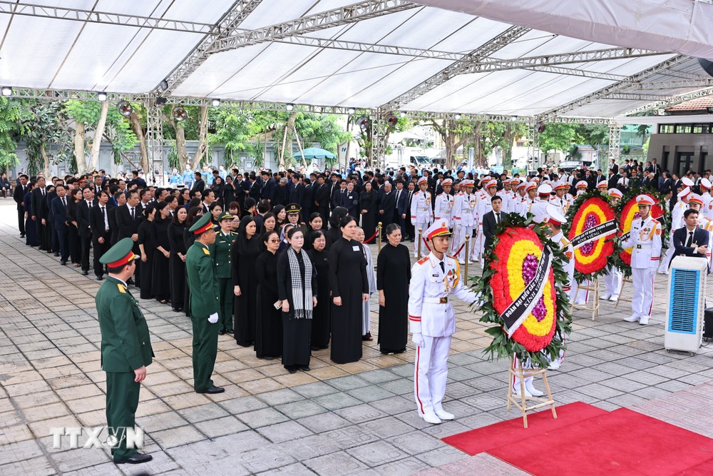 Đoàn Phụ nữ do đồng chí Hà Thị Nga, Ủy viên Trung ương Đảng, Chủ tịch Hội Liên hiệp Phụ nữ Việt Nam viếng Tổng Bí thư Nguyễn Phú Trọng. (Ảnh: TTXVN) TTXVN_2507Phunu1.jpg