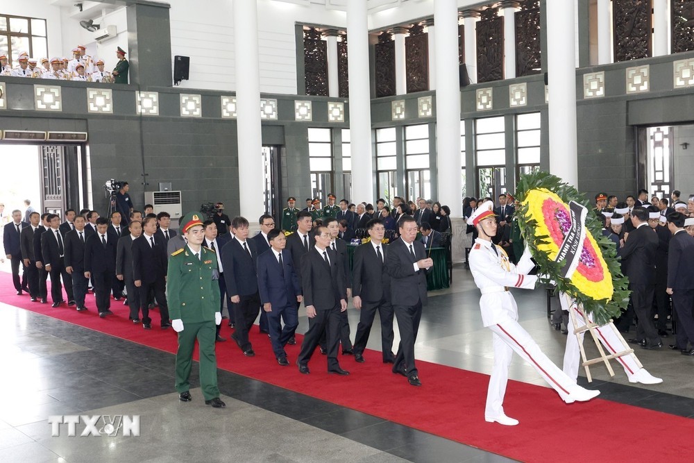 Đoàn Thanh tra Chính phủ do đồng chí Đoàn Hồng Phong, Ủy viên Trung ương Đảng, Tổng Thanh tra Chính phủ làm Trưởng đoàn, viếng Tổng Bí thư Nguyễn Phú Trọng. (Ảnh: TTXVN) TTXVN_2507ThanhtraChinhphu1.jpg