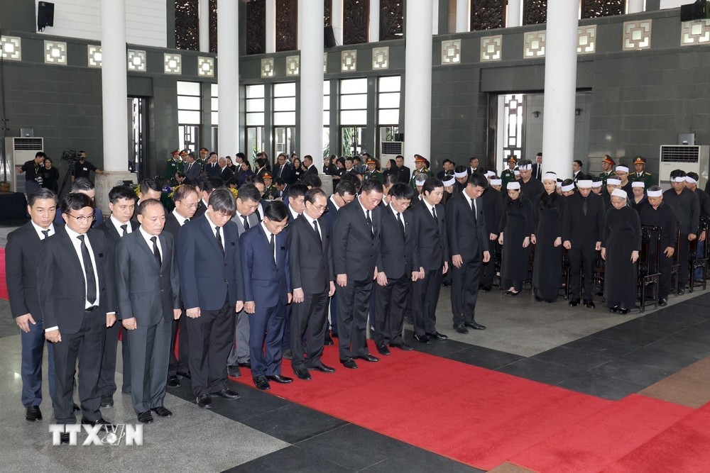 Đoàn Thanh tra Chính phủ do đồng chí Đoàn Hồng Phong, Ủy viên Trung ương Đảng, Tổng Thanh tra Chính phủ làm Trưởng đoàn, viếng Tổng Bí thư Nguyễn Phú Trọng. (Ảnh: TTXVN) TTXVN_2507ThanhtraChinhphu2.jpg