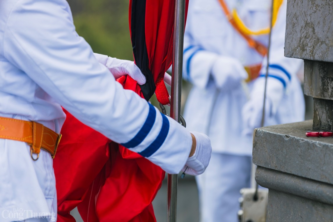 Trầm lặng Lễ thượng cờ rủ Quốc tang Tổng Bí thư Nguyễn Phú Trọng trên đỉnh Fansipan Trầm lặng Lễ thượng cờ rủ Quốc tang Tổng Bí thư Nguyễn Phú Trọng trên đỉnh Fansipan