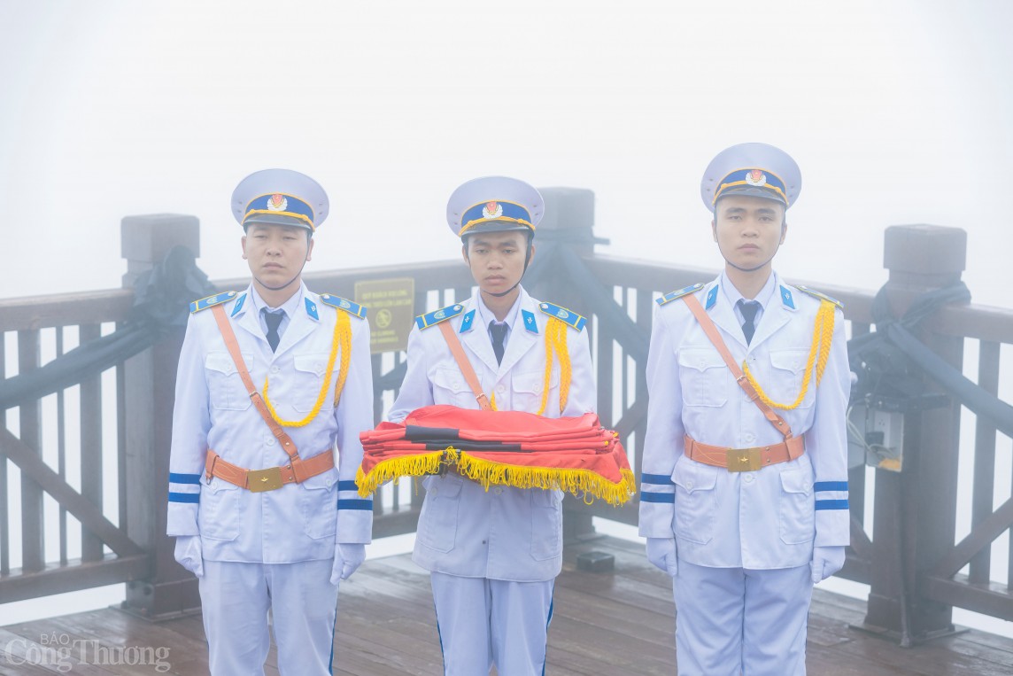Trầm lặng Lễ thượng cờ rủ Quốc tang Tổng Bí thư Nguyễn Phú Trọng trên đỉnh Fansipan Trầm lặng Lễ thượng cờ rủ Quốc tang Tổng Bí thư Nguyễn Phú Trọng trên đỉnh Fansipan