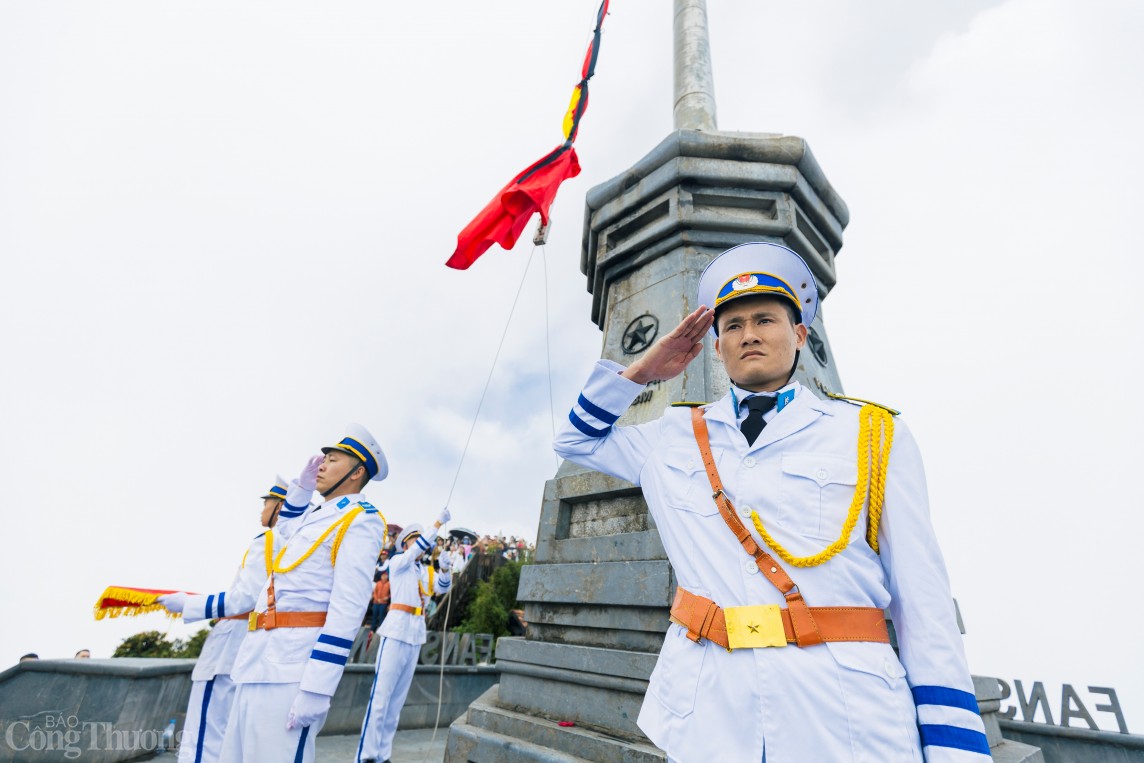 Trầm lặng Lễ thượng cờ rủ Quốc tang Tổng Bí thư Nguyễn Phú Trọng trên đỉnh Fansipan Trầm lặng Lễ thượng cờ rủ Quốc tang Tổng Bí thư Nguyễn Phú Trọng trên đỉnh Fansipan