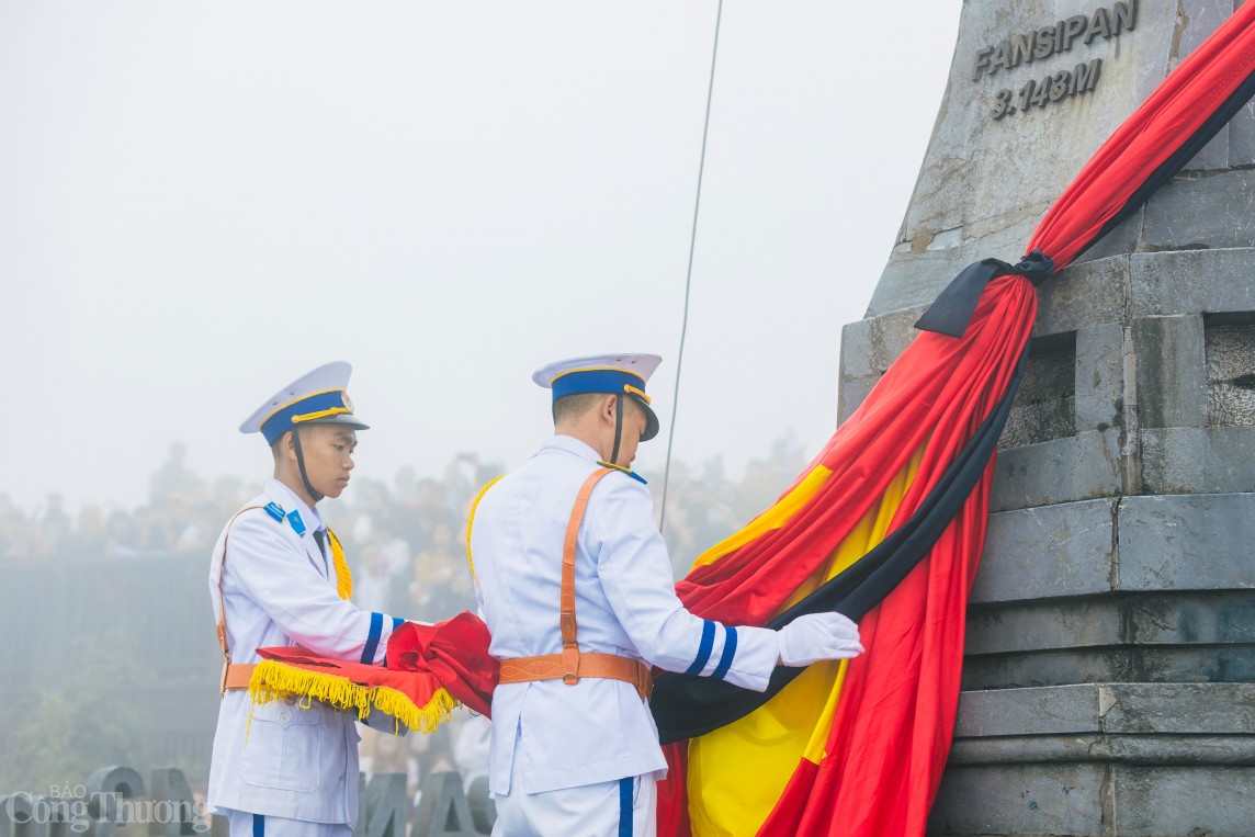 Trầm lặng Lễ thượng cờ rủ Quốc tang Tổng Bí thư Nguyễn Phú Trọng trên đỉnh Fansipan Trầm lặng Lễ thượng cờ rủ Quốc tang Tổng Bí thư Nguyễn Phú Trọng trên đỉnh Fansipan