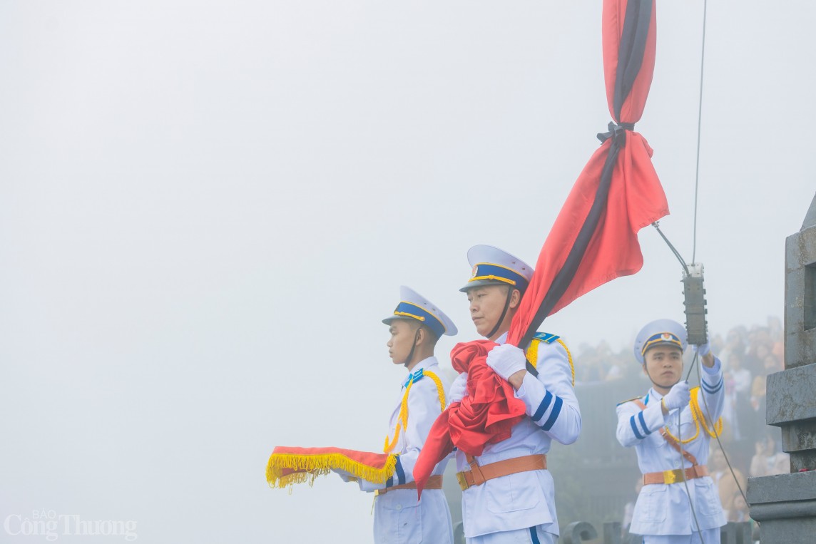 Trầm lặng Lễ thượng cờ rủ Quốc tang Tổng Bí thư Nguyễn Phú Trọng trên đỉnh Fansipan Trầm lặng Lễ thượng cờ rủ Quốc tang Tổng Bí thư Nguyễn Phú Trọng trên đỉnh Fansipan