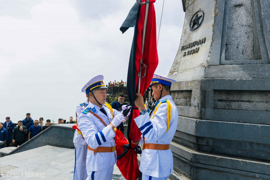 Trầm lặng Lễ thượng cờ rủ Quốc tang Tổng Bí thư Nguyễn Phú Trọng trên đỉnh Fansipan Trầm lặng Lễ thượng cờ rủ Quốc tang Tổng Bí thư Nguyễn Phú Trọng trên đỉnh Fansipan