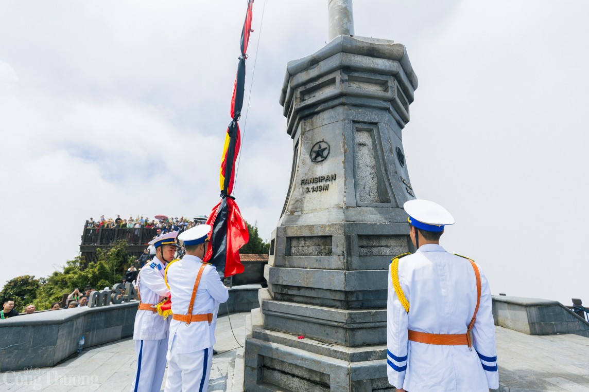 Trầm lặng Lễ thượng cờ rủ Quốc tang Tổng Bí thư Nguyễn Phú Trọng trên đỉnh Fansipan Trầm lặng Lễ thượng cờ rủ Quốc tang Tổng Bí thư Nguyễn Phú Trọng trên đỉnh Fansipan