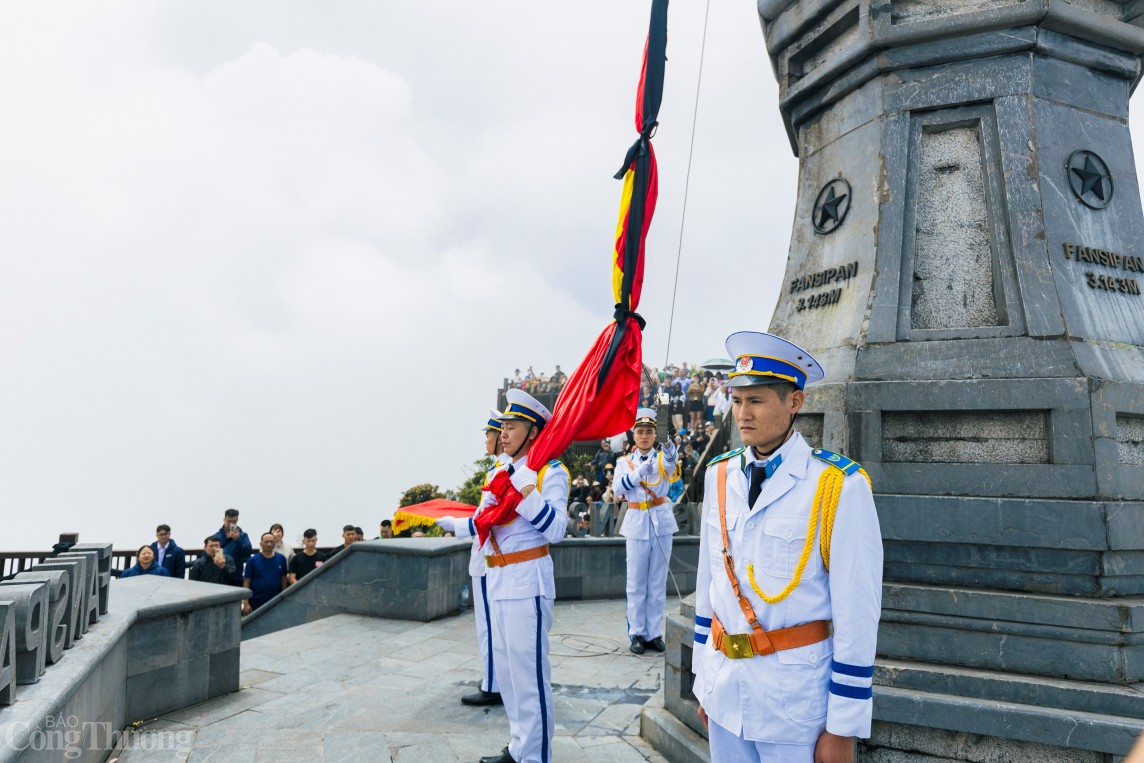 Trầm lặng Lễ thượng cờ rủ Quốc tang Tổng Bí thư Nguyễn Phú Trọng trên đỉnh Fansipan Trầm lặng Lễ thượng cờ rủ Quốc tang Tổng Bí thư Nguyễn Phú Trọng trên đỉnh Fansipan
