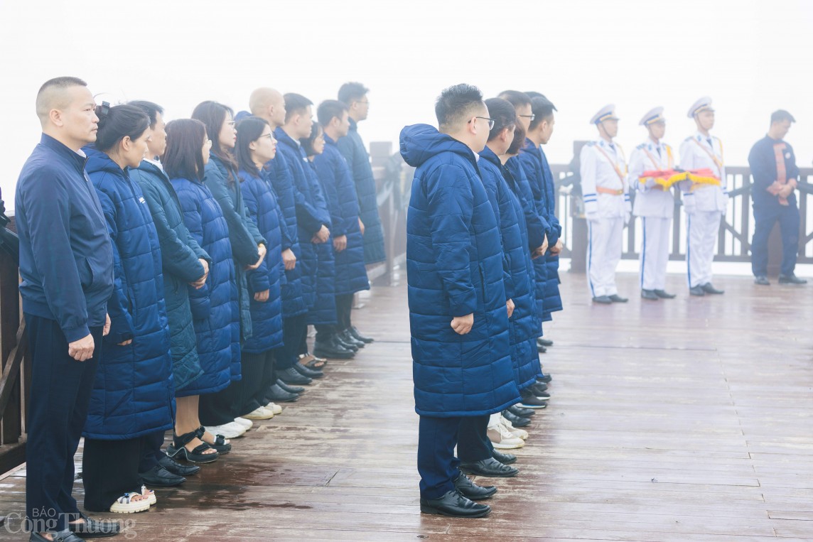 Trầm lặng Lễ thượng cờ rủ Quốc tang Tổng Bí thư Nguyễn Phú Trọng trên đỉnh Fansipan Trầm lặng Lễ thượng cờ rủ Quốc tang Tổng Bí thư Nguyễn Phú Trọng trên đỉnh Fansipan