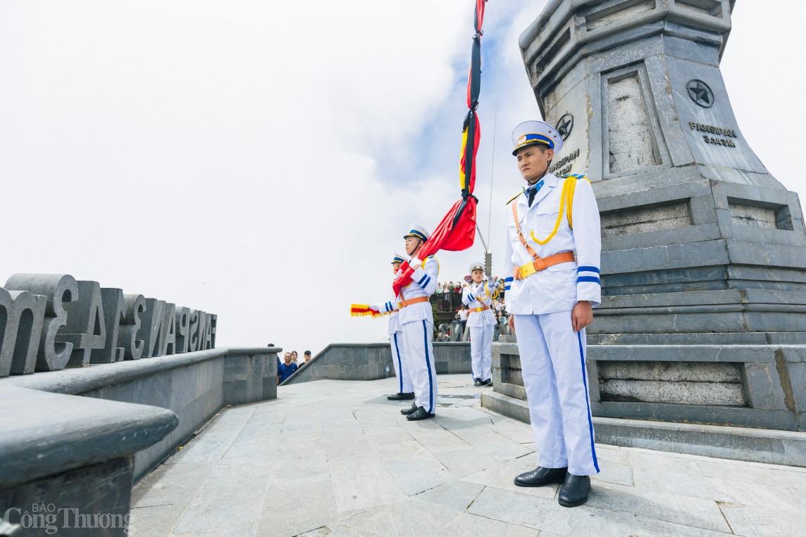 Trầm lặng Lễ thượng cờ rủ Quốc tang Tổng Bí thư Nguyễn Phú Trọng trên đỉnh Fansipan Trầm lặng Lễ thượng cờ rủ Quốc tang Tổng Bí thư Nguyễn Phú Trọng trên đỉnh Fansipan