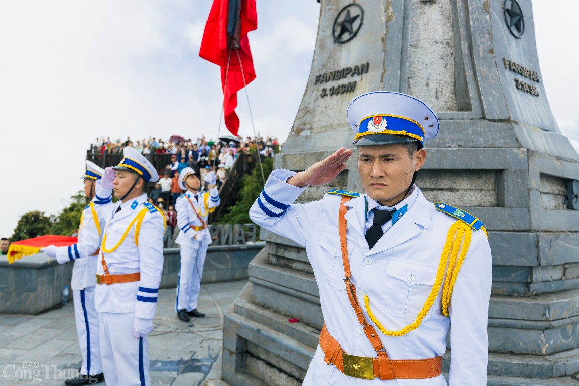 Trầm lặng Lễ thượng cờ rủ Quốc tang Tổng Bí thư Nguyễn Phú Trọng trên đỉnh Fansipan Trầm lặng Lễ thượng cờ rủ Quốc tang Tổng Bí thư Nguyễn Phú Trọng trên đỉnh Fansipan