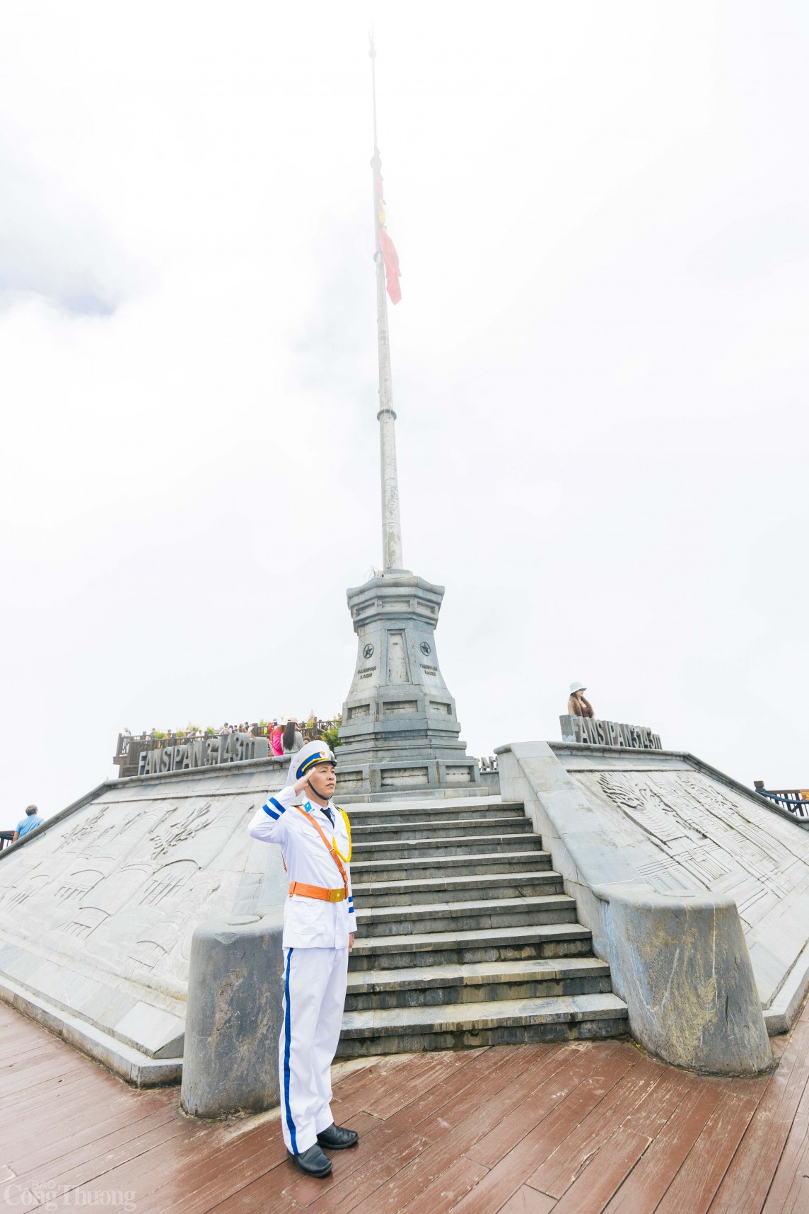 Trầm lặng Lễ thượng cờ rủ Quốc tang Tổng Bí thư Nguyễn Phú Trọng trên đỉnh Fansipan Trầm lặng Lễ thượng cờ rủ Quốc tang Tổng Bí thư Nguyễn Phú Trọng trên đỉnh Fansipan