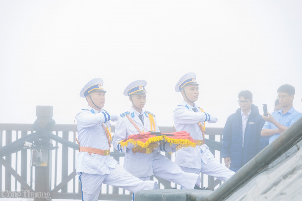 Trầm lặng Lễ thượng cờ rủ Quốc tang Tổng Bí thư Nguyễn Phú Trọng trên đỉnh Fansipan Trầm lặng Lễ thượng cờ rủ Quốc tang Tổng Bí thư Nguyễn Phú Trọng trên đỉnh Fansipan