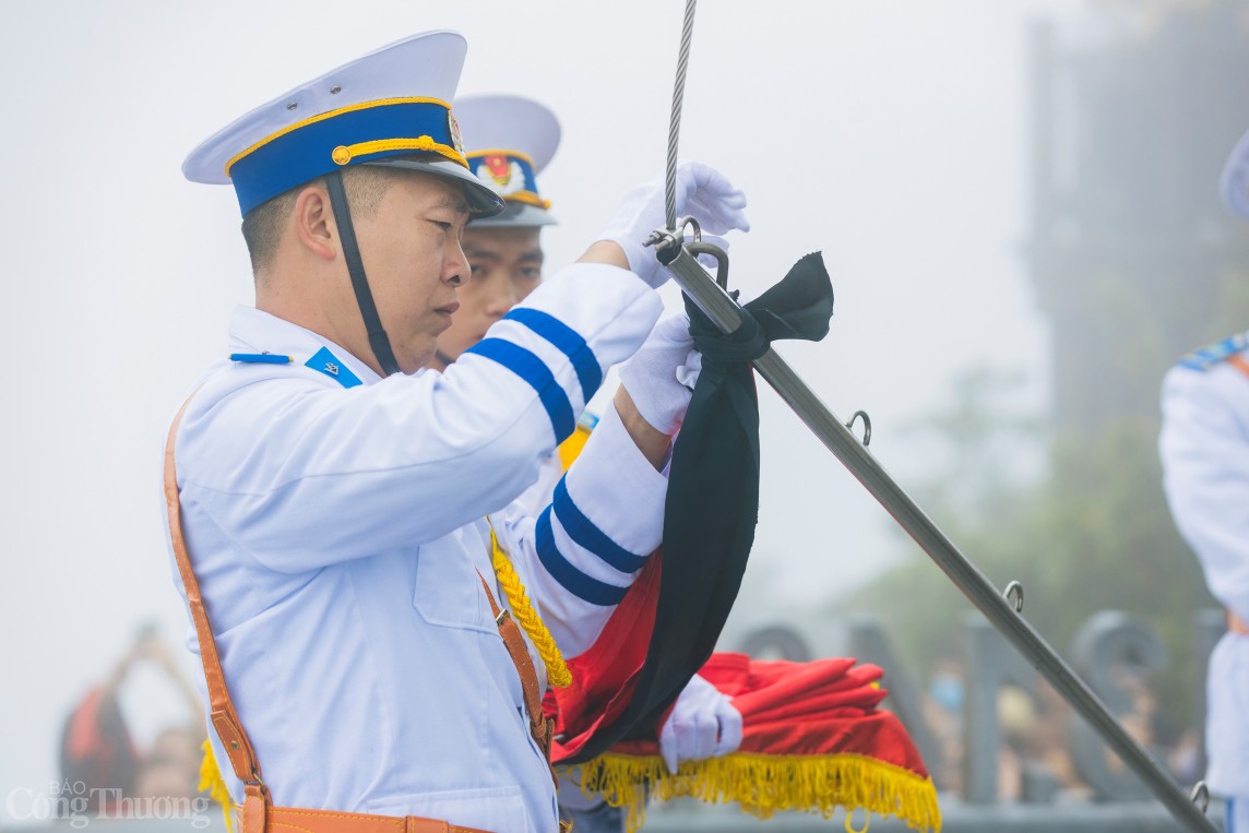 Trầm lặng Lễ thượng cờ rủ Quốc tang Tổng Bí thư Nguyễn Phú Trọng trên đỉnh Fansipan Trầm lặng Lễ thượng cờ rủ Quốc tang Tổng Bí thư Nguyễn Phú Trọng trên đỉnh Fansipan