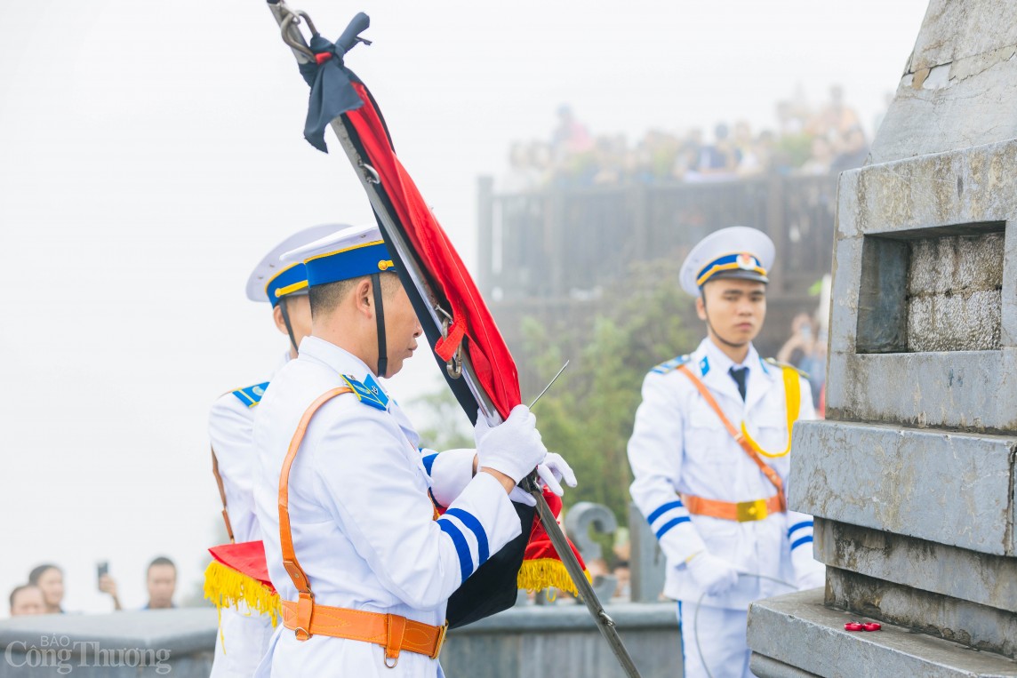 Trầm lặng Lễ thượng cờ rủ Quốc tang Tổng Bí thư Nguyễn Phú Trọng trên đỉnh Fansipan Trầm lặng Lễ thượng cờ rủ Quốc tang Tổng Bí thư Nguyễn Phú Trọng trên đỉnh Fansipan