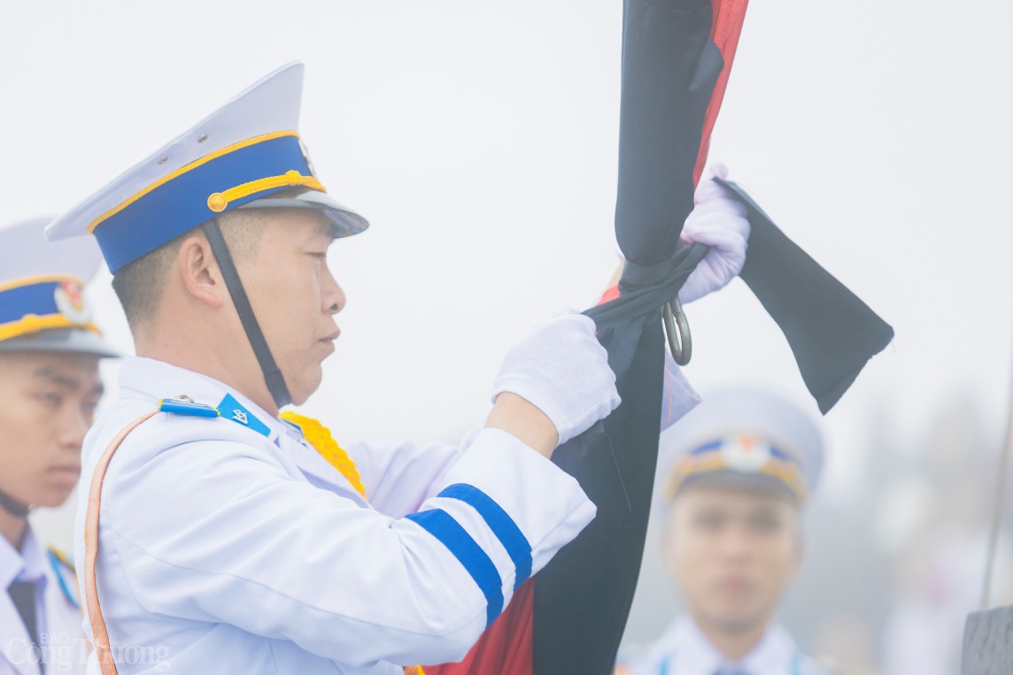 Trầm lặng Lễ thượng cờ rủ Quốc tang Tổng Bí thư Nguyễn Phú Trọng trên đỉnh Fansipan Trầm lặng Lễ thượng cờ rủ Quốc tang Tổng Bí thư Nguyễn Phú Trọng trên đỉnh Fansipan