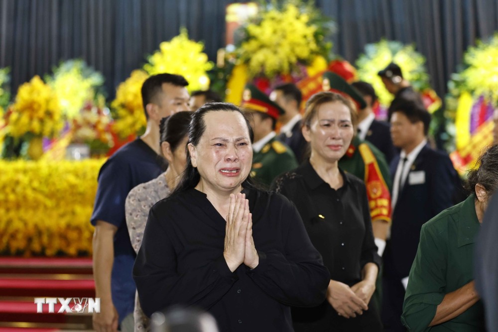 Nhân dân vào viếng Tổng Bí thư Nguyễn Phú Trọng. (Ảnh: TTXVN) ttxvn_nhan dan vieng 1.jpg