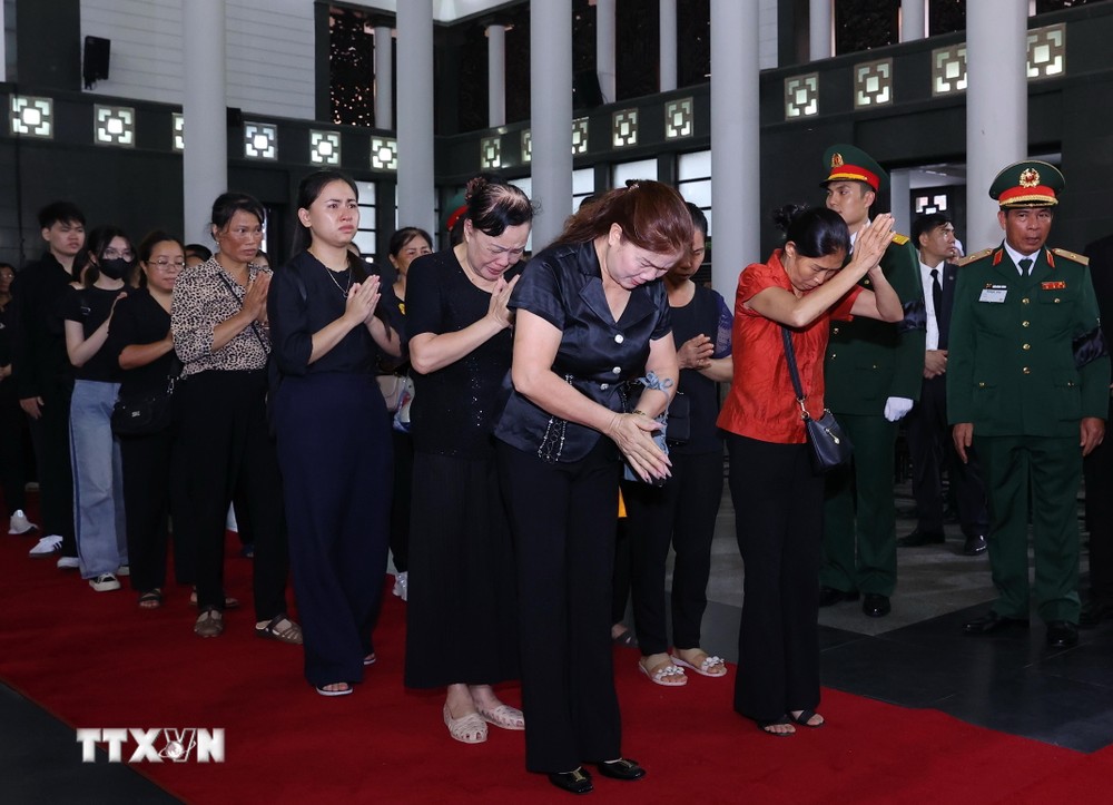 Người dân xúc động, lặng lẽ viếng Tổng Bí thư Nguyễn Phú Trọng. (Ảnh: TTXVN) ttxvn_nhan dan vieng 10.jpg