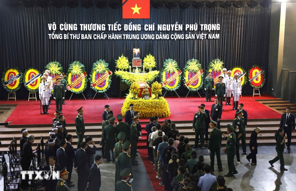 Nhân dân vào viếng Tổng Bí thư Nguyễn Phú Trọng. (Ảnh: TTXVN) ttxvn_nhan dan vieng 11.jpg