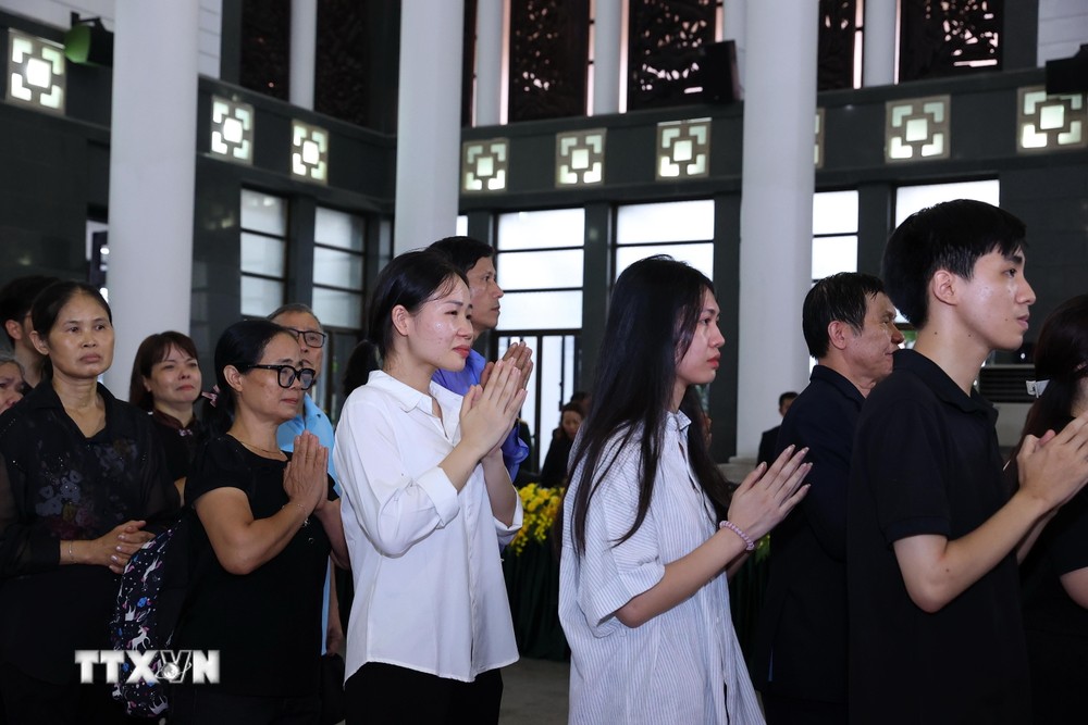 Người dân xúc động, lặng lẽ viếng Tổng Bí thư Nguyễn Phú Trọng. (Ảnh: TTXVN) ttxvn_nhan dan vieng 12.jpg