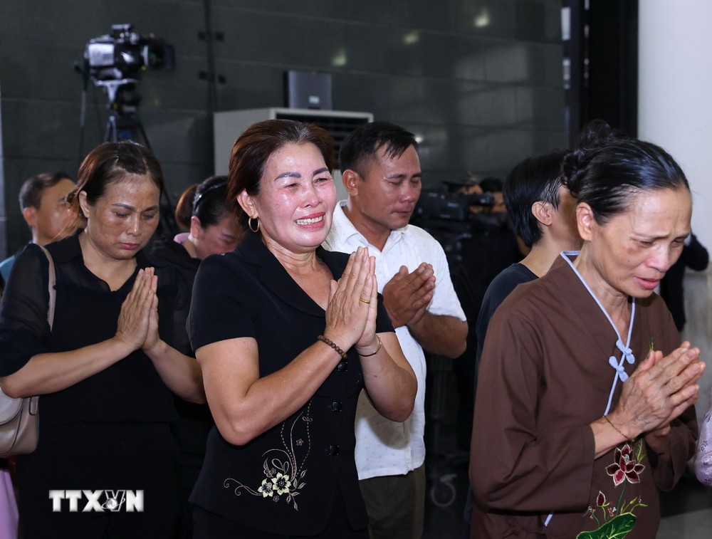 Người dân xúc động, lặng lẽ viếng Tổng Bí thư Nguyễn Phú Trọng. (Ảnh: TTXVN) ttxvn_nhan dan vieng 13.jpg