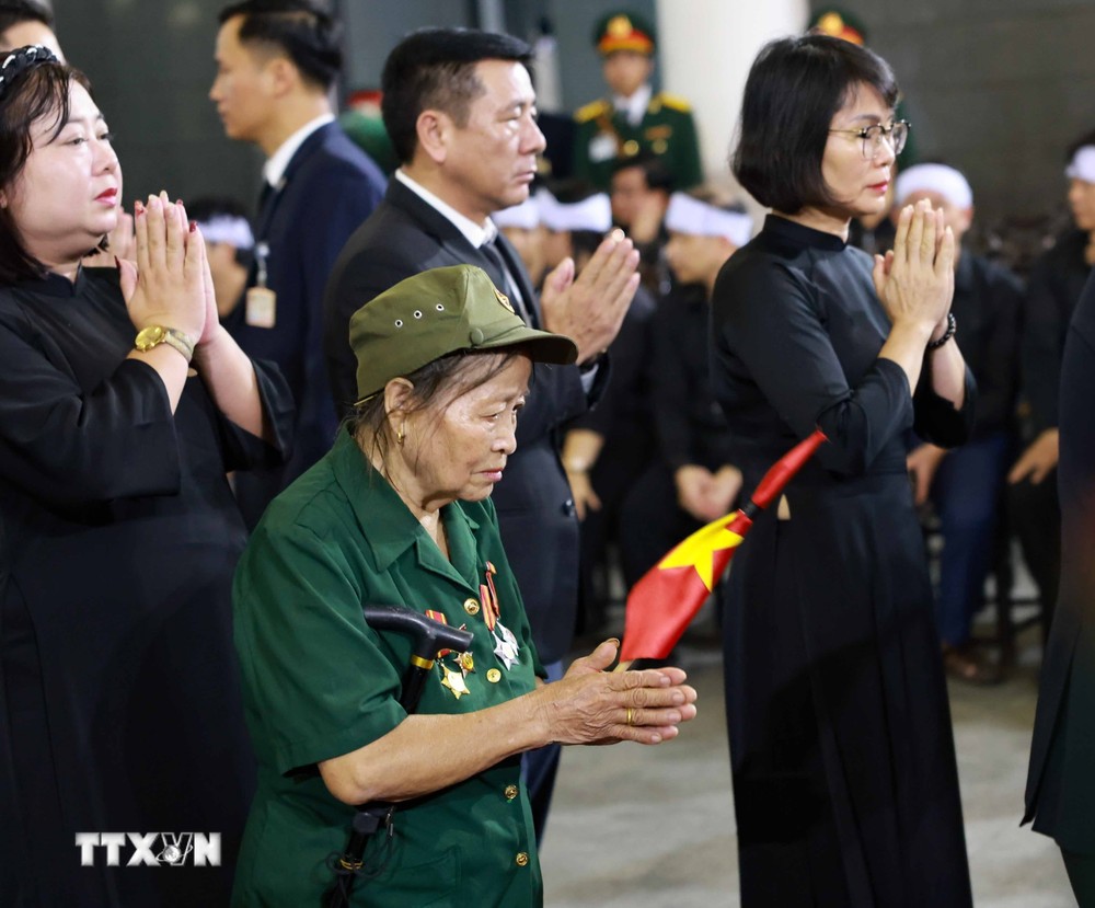 Người dân nghẹn ngào, xúc động viếng Tổng Bí thư Nguyễn Phú Trọng. (Ảnh: TTXVN) ttxvn_nhan dan vieng 14.jpg