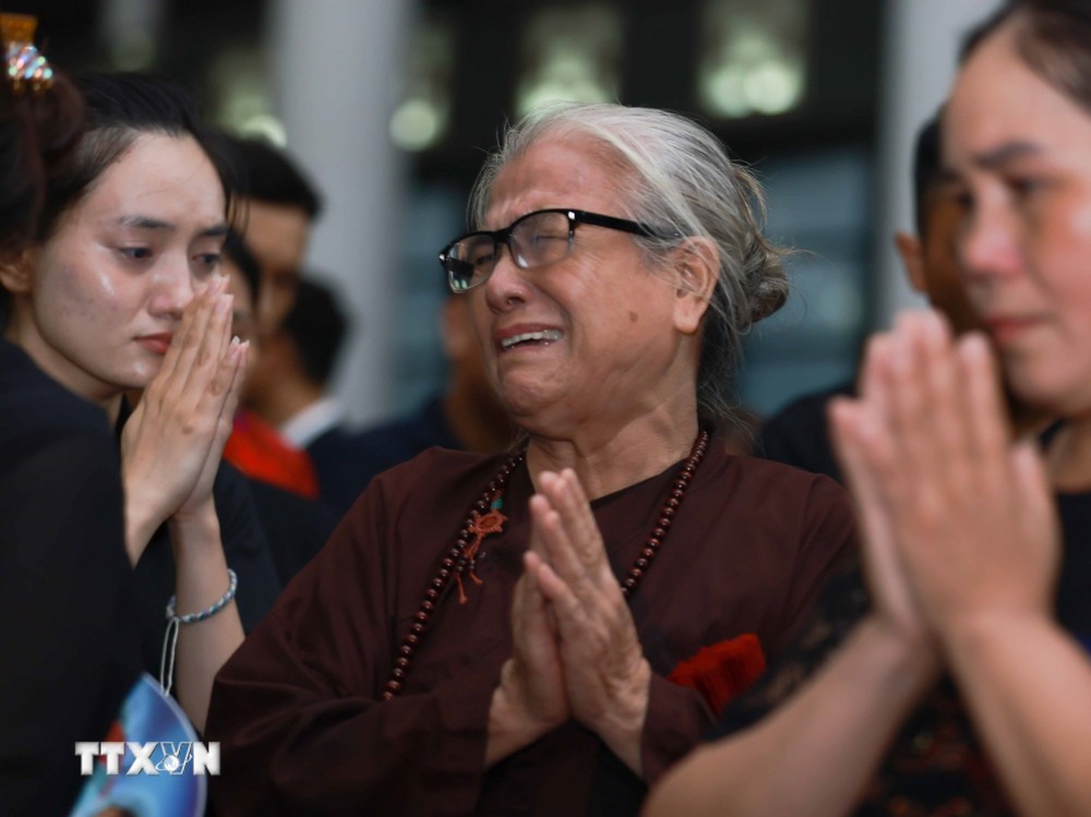 Người dân nghẹn ngào, xúc động viếng Tổng Bí thư Nguyễn Phú Trọng. (Ảnh: TTXVN) ttxvn_nhan dan vieng 15.jpg