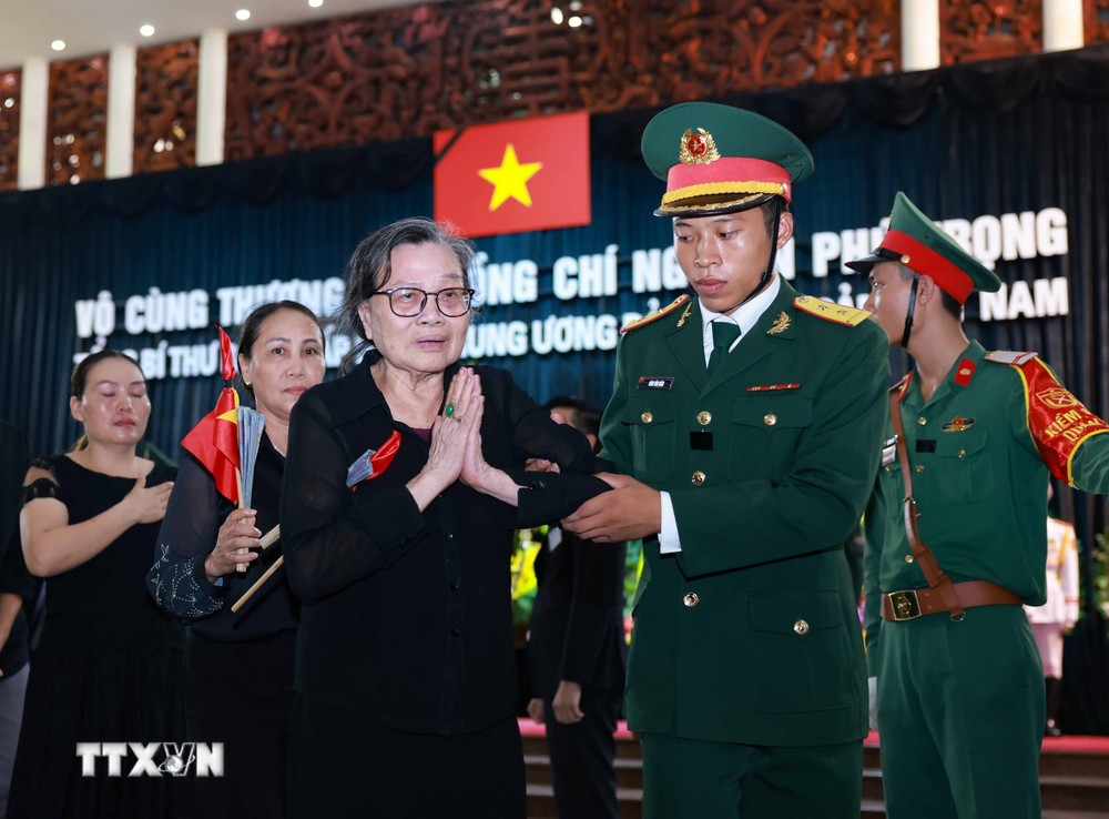 Người dân vào viếng Tổng Bí thư Nguyễn Phú Trọng. (Ảnh: TTXVN) ttxvn_nhan dan vieng 16.jpg