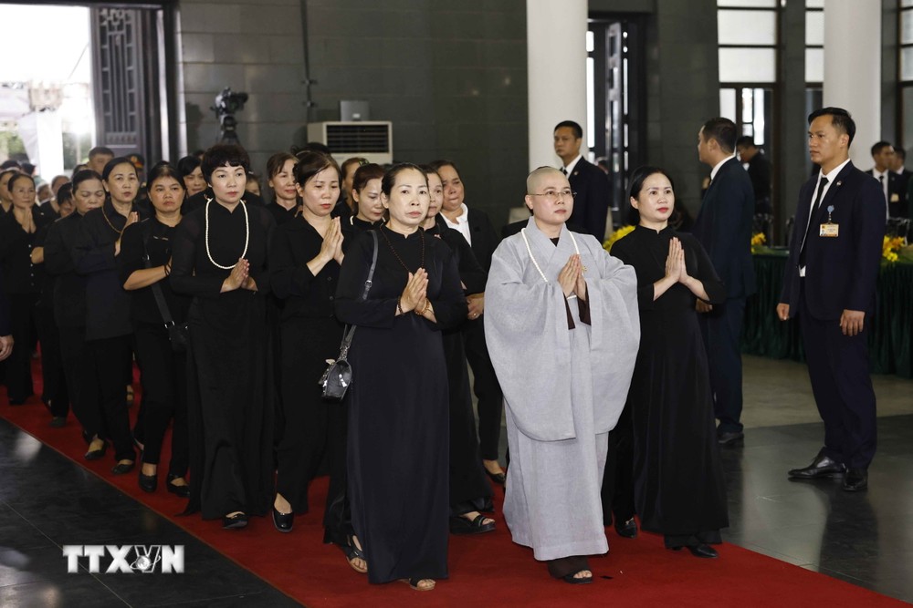 18h, Ban tổ chức bố trí để nhân dân vào viếng Tổng Bí thư Nguyễn Phú Trọng. (Ảnh: TTXVN) ttxvn_nhan dan vieng 2.jpg