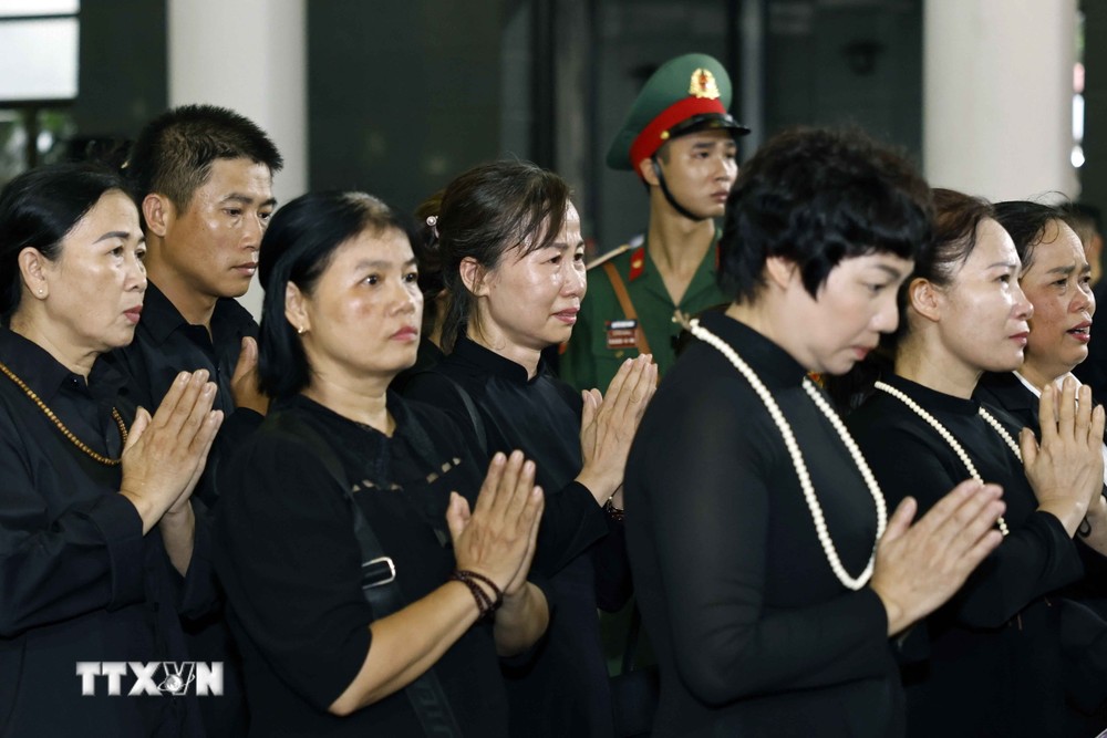 Nhân dân vào viếng Tổng Bí thư Nguyễn Phú Trọng. (Ảnh: TTXVN) ttxvn_nhan dan vieng 5.jpg