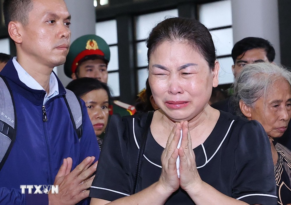 Người dân xúc động, lặng lẽ viếng Tổng Bí thư Nguyễn Phú Trọng. (Ảnh: TTXVN) ttxvn_nhan dan vieng 6.jpg