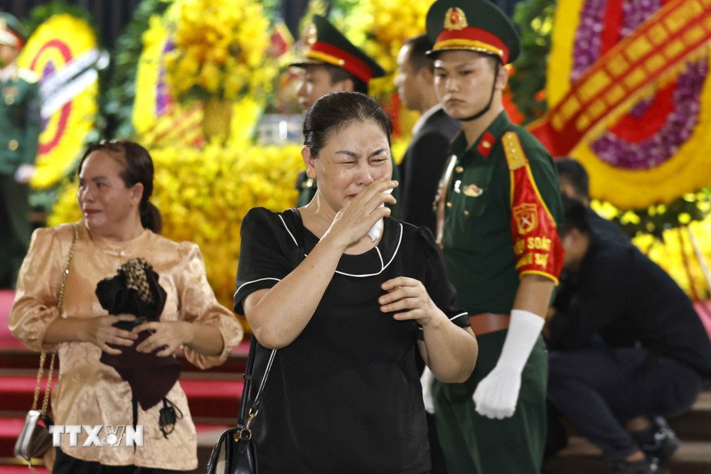 Người dân vào viếng đồng chí Nguyễn Phú Trọng, Tổng Bí thư Ban Chấp hành Trung ương Đảng Cộng sản Việt Nam tại Nhà tang lễ Quốc gia số 5 Trần Thánh Tông, thành phố Hà Nội. (Ảnh: TTXVN) ttxvn_nhan dan vieng 7.jpg