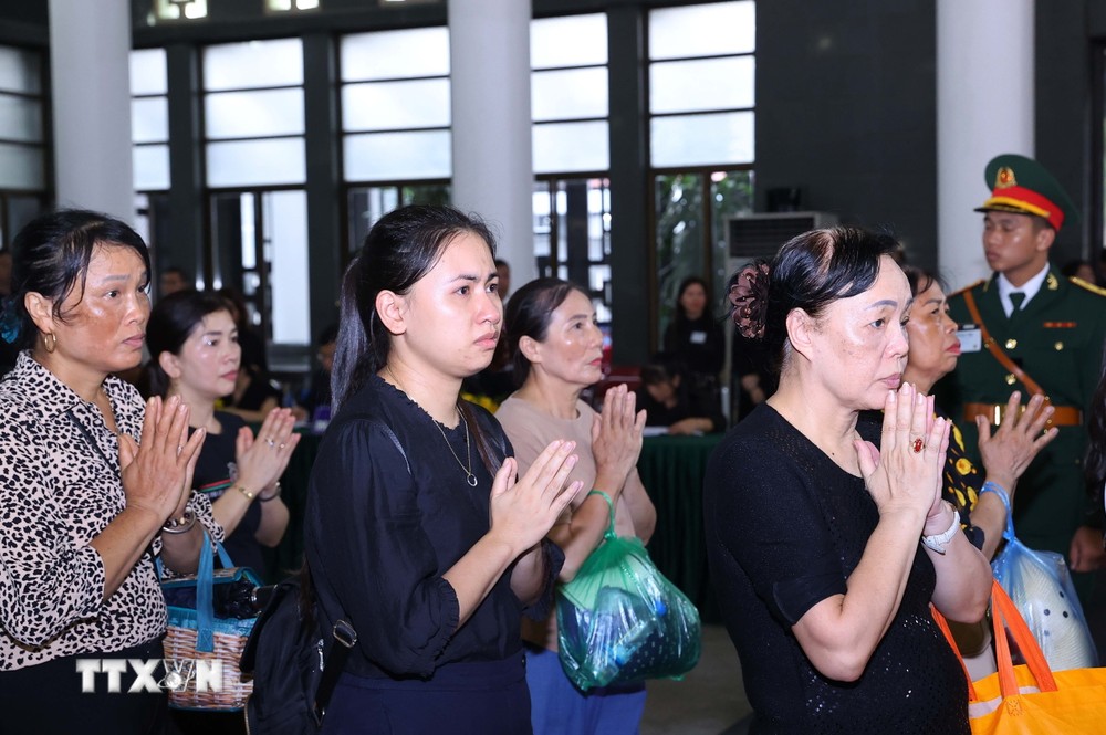 Người dân xúc động, lặng lẽ viếng Tổng Bí thư Nguyễn Phú Trọng. (Ảnh: TTXVN) ttxvn_nhan dan vieng 8.jpg