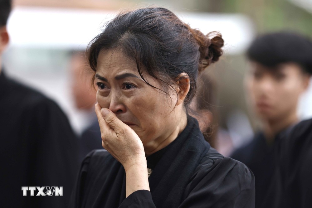 Người dân xúc động khi vào viếng Tổng Bí thư Nguyễn Phú Trọng. (Ảnh: TTXVN) ttxvn_nhan dan vieng 9.jpg