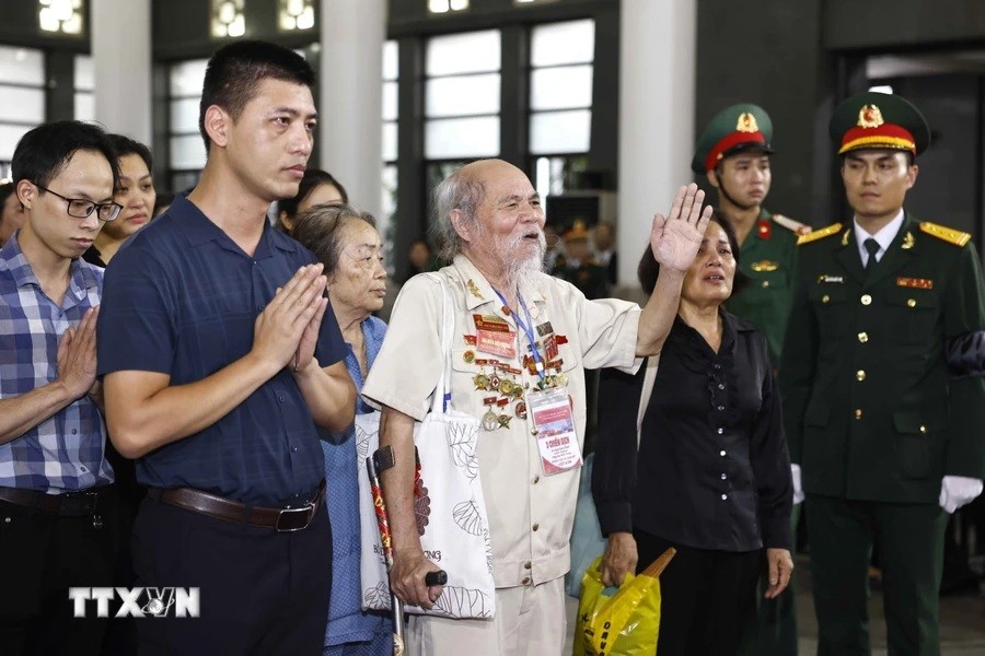 Người dân xúc động viếng Tổng Bí thư Nguyễn Phú Trọng Người dân xúc động viếng Tổng Bí thư Nguyễn Phú Trọng